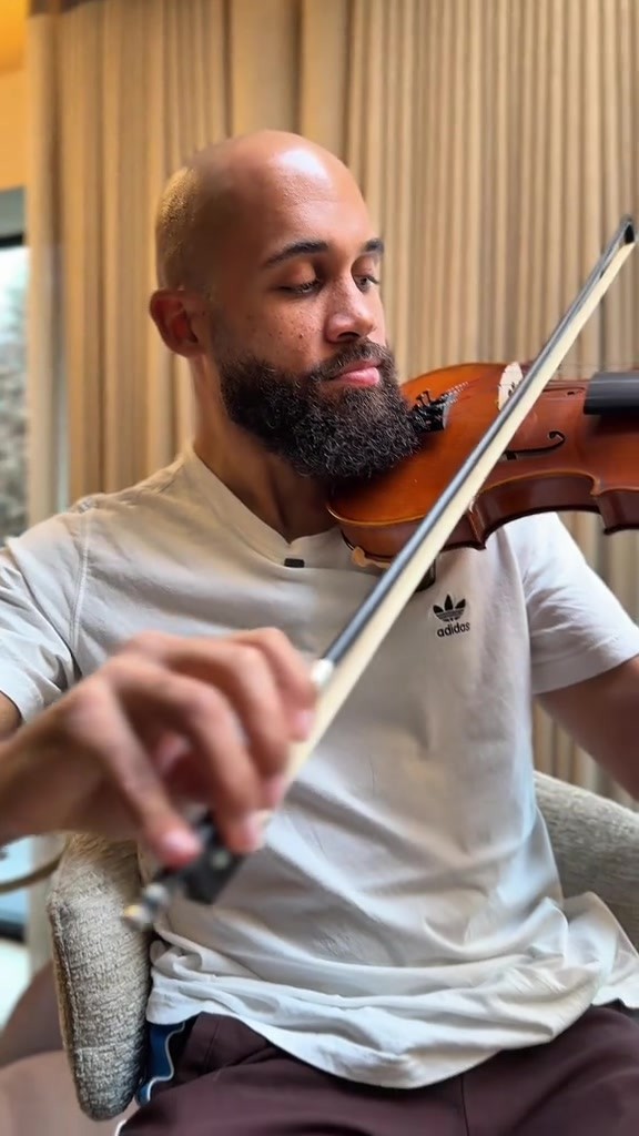 真的假的😂?詹皇姆伯莫用小提琴“演奏”欧冠主题曲